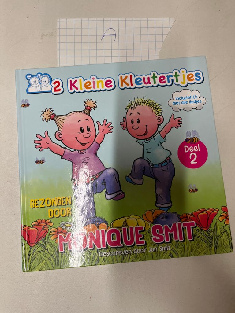 2 Kleine Kleutertjes Deel 2 - Monique Smit (incl. CD), Fictie algemeen, Jongen of Meisje, Ophalen of Verzenden, Zo goed als nieuw