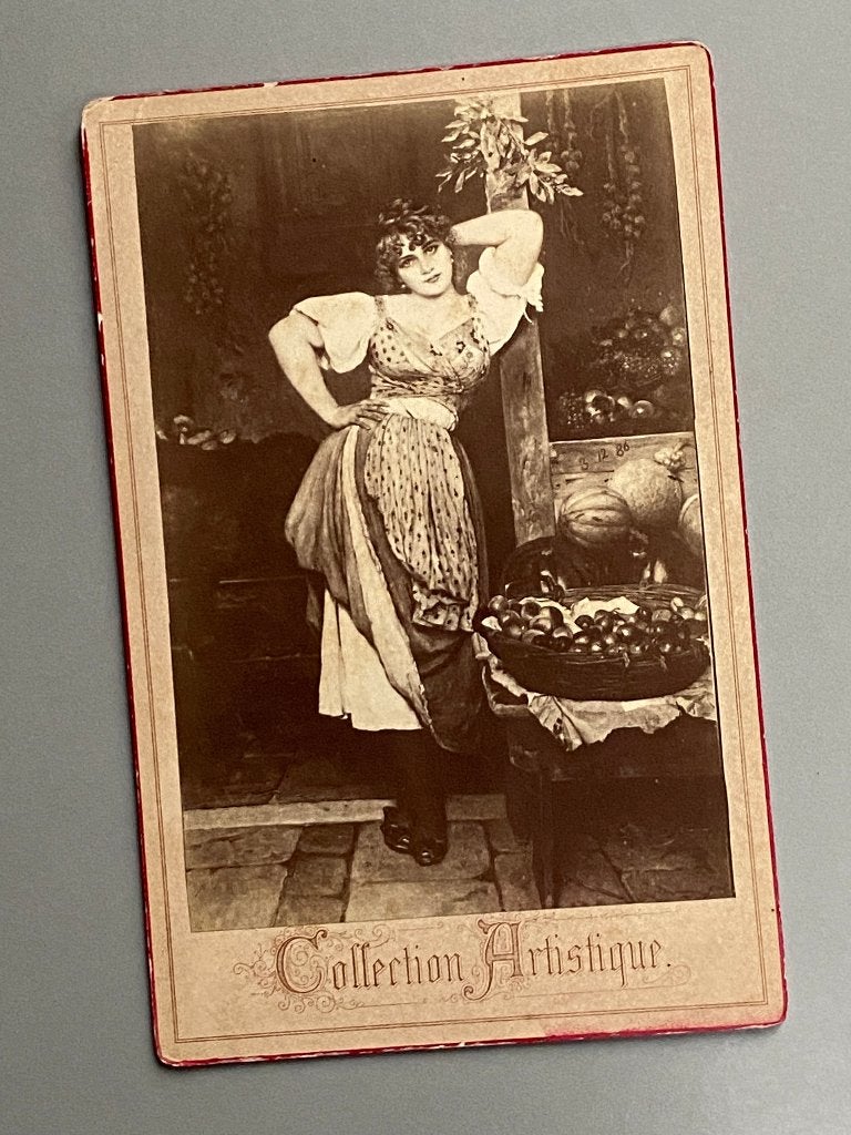 Vroege foto van een fruitmeisje. Ca. 1895, Foto, Ophalen of Verzenden, Zo goed als nieuw, Voor 1940