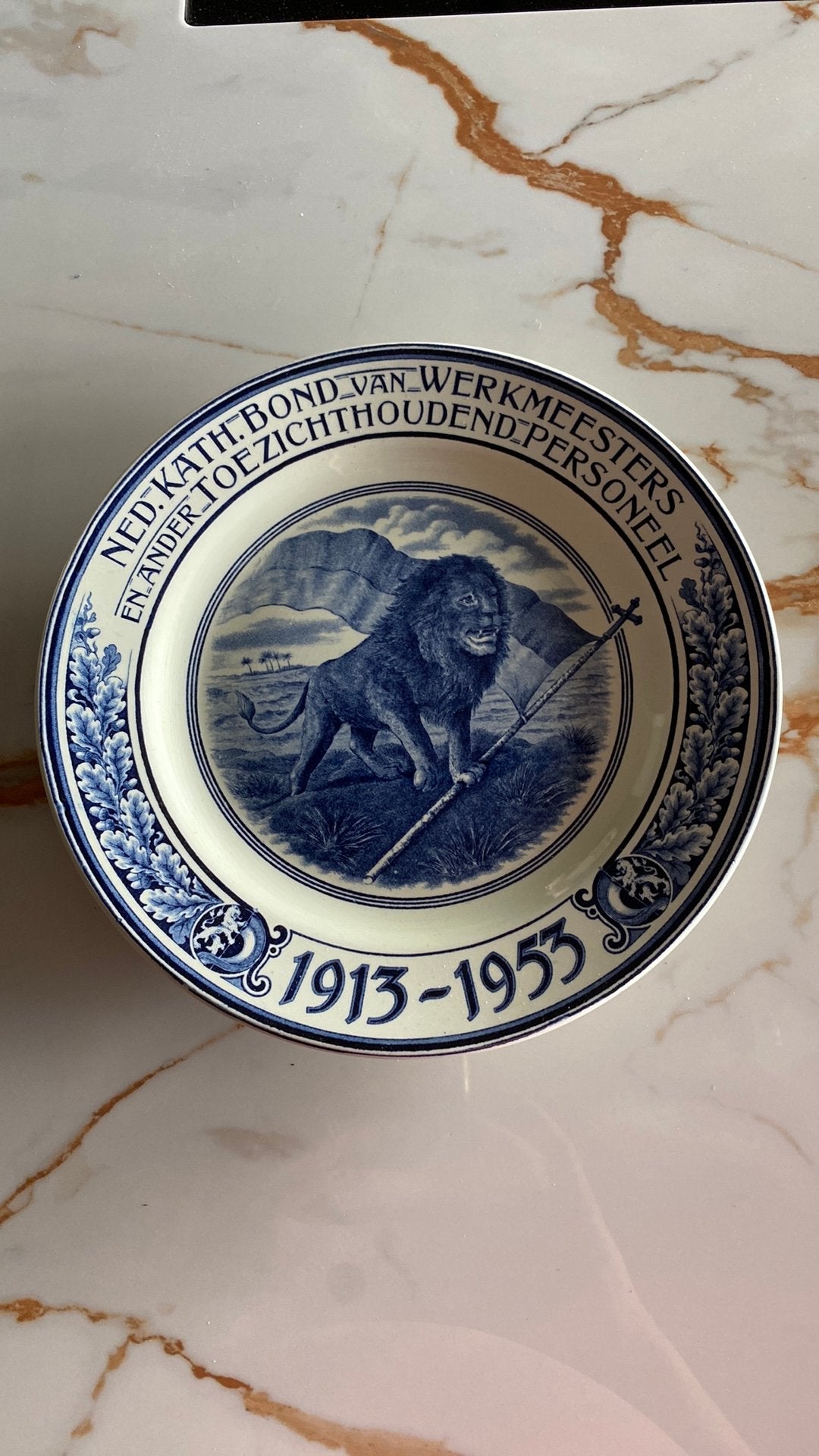 Kath. Bond v Werkmeesters 1913-1953 Societé Ceramique 23,5cm, Antiek en Kunst, Antiek | Wandborden en Tegels, Ophalen of Verzenden
