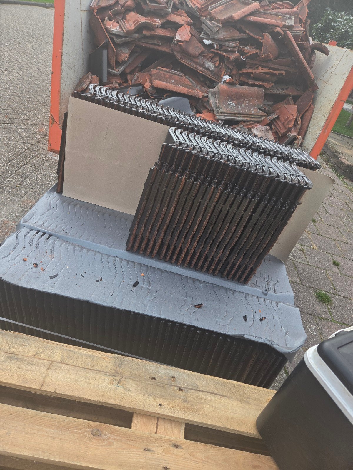 180 nieuwe Wienerberger Madura dakpannen zwart edel engobe, Doe-het-zelf en Verbouw, Ophalen, Steen of Klei, Zwart, Nieuw