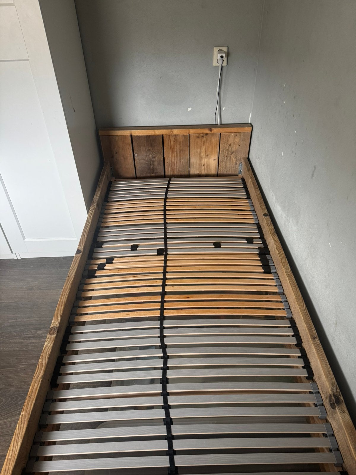 Steigerhouten bed (een-persoons), Ophalen, Gebruikt, Eenpersoons, Bruin