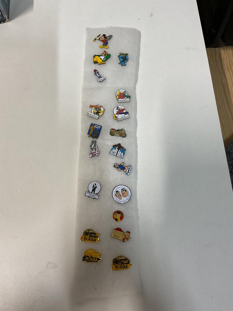 Pins spelden Disney James Bond Popeye Lada Laurel & Hardy, Verzamelen, Speldjes, Pins en Buttons, Ophalen