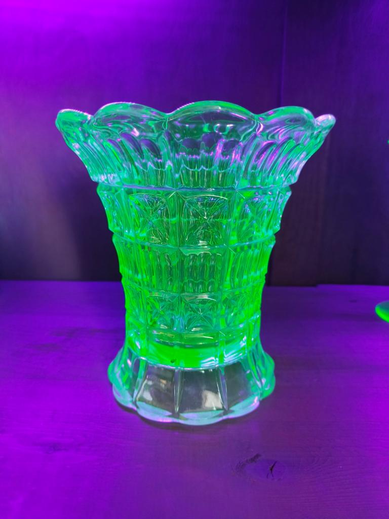 Vaas gemaakt van Uranium glas/Annagroen/Anna groen, Ophalen of Verzenden