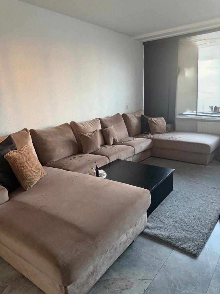 Velvet beige bank (moet weg wegens verhuizing) BIEDEN MAG!!, Huis en Inrichting, Banken | Bankstellen, Ophalen, Gebruikt, 125 tot 150 cm