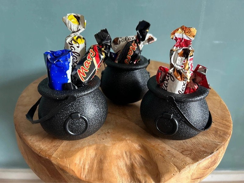 Nieuwe ongebruikte traktatie heksen keteltjes, Ophalen of Verzenden, Nieuw, Feestartikel, Halloween of Griezel