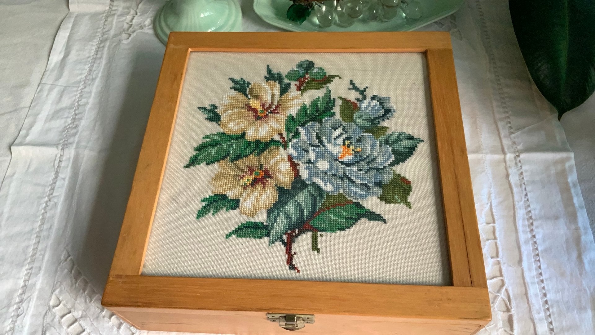 Vintage houten juwelendoos met borduursel op deksel, Ophalen of Verzenden