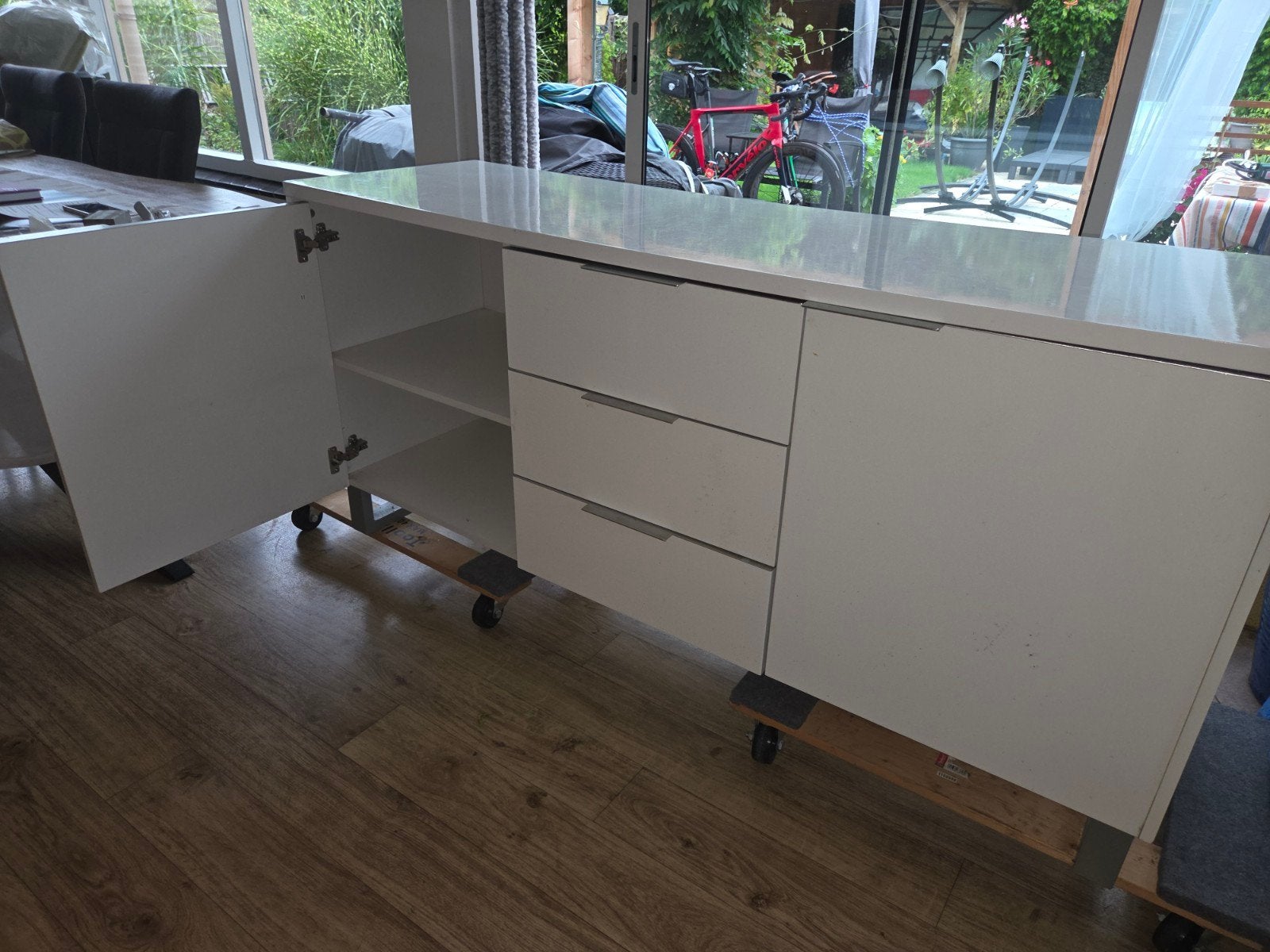 Strak wit hoogglans dressoir met lades en deuren, Huis en Inrichting, Kasten | Dressoirs, Ophalen, Gebruikt, Met deur(en), Modern, Strak