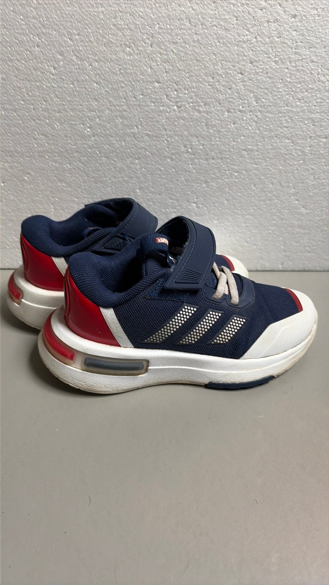 Adidas Marvel sneakers sportschoenen gympen maat 30, Ophalen of Verzenden, Zo goed als nieuw, Jongen, Sportschoenen