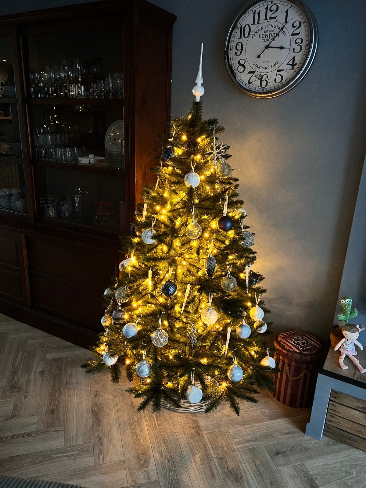 Te Koop: Nette en mooie kunstkerstboom (185x119), Diversen, Ophalen, Zo goed als nieuw