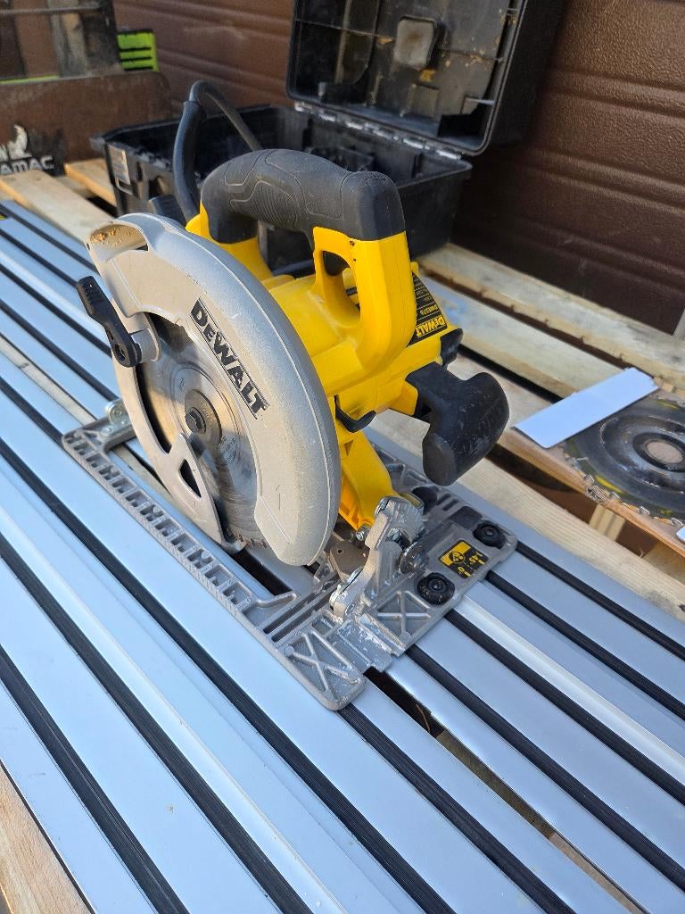DeWalt Cirkelzaag in koffer DWE576 + 2 Geleiderail 1500mm, Ophalen, Gebruikt, Cirkelzaag, 70 mm of meer