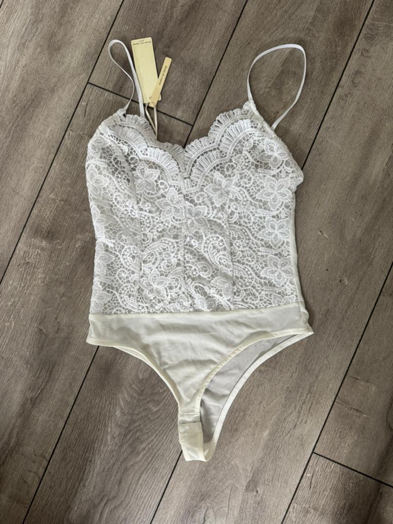 Witte kanten doorschijnende body. Nieuw met kaartje maat M-L, Kleding | Dames, Tops, Maat 38/40 (M), Wit, Nieuw, Ophalen of Verzenden
