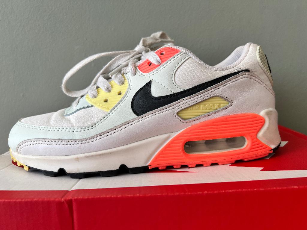 Nike Air Max 90 “White Barely Green Bright Mango” (EU38), Ophalen of Verzenden, Sneakers of Gympen, Zo goed als nieuw, Groen