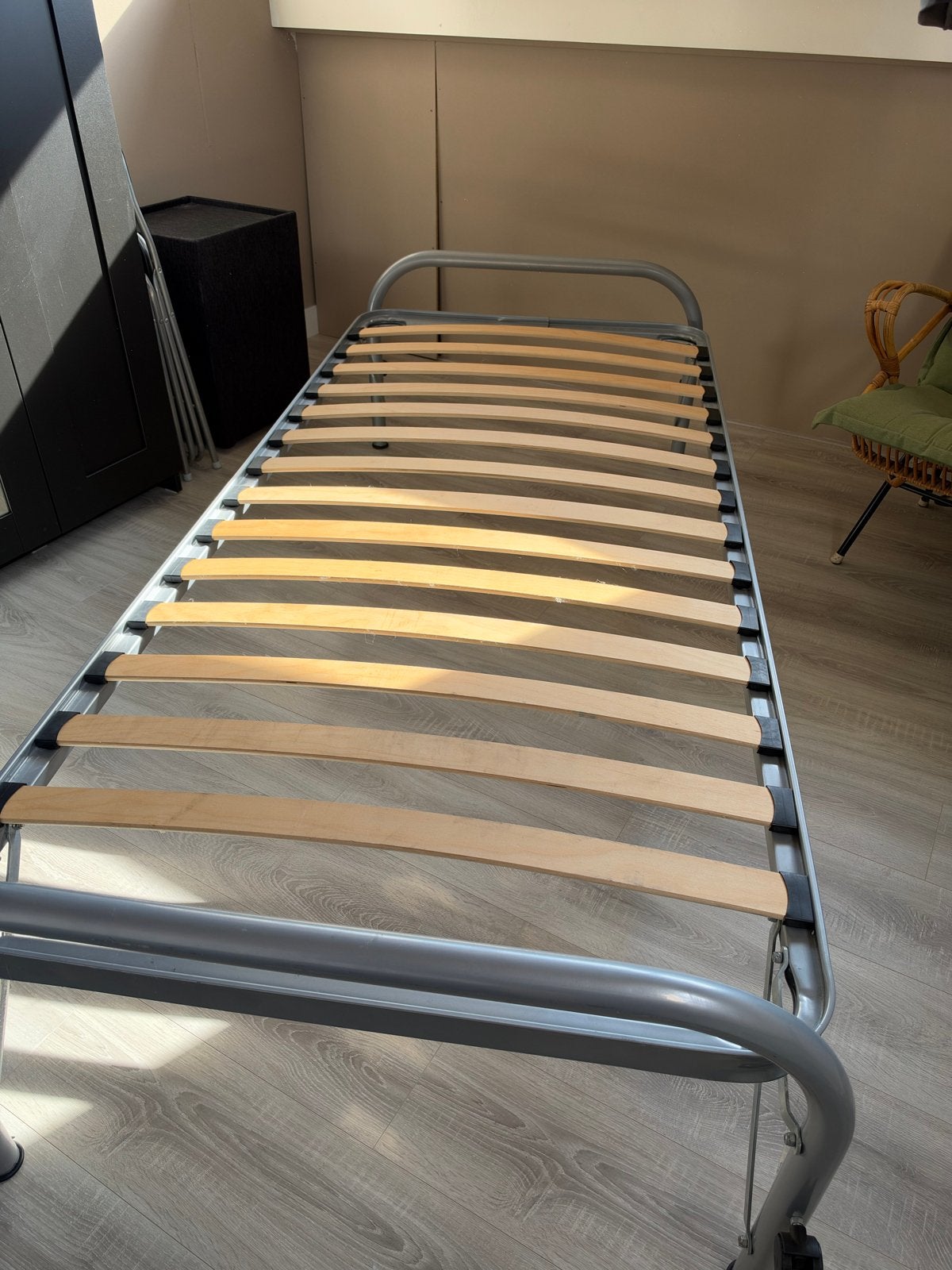 Opklapbaar logeerbed met lattenbodem - Zo goed als nieuw, Ophalen, 90 cm, Eenpersoons, Zo goed als nieuw