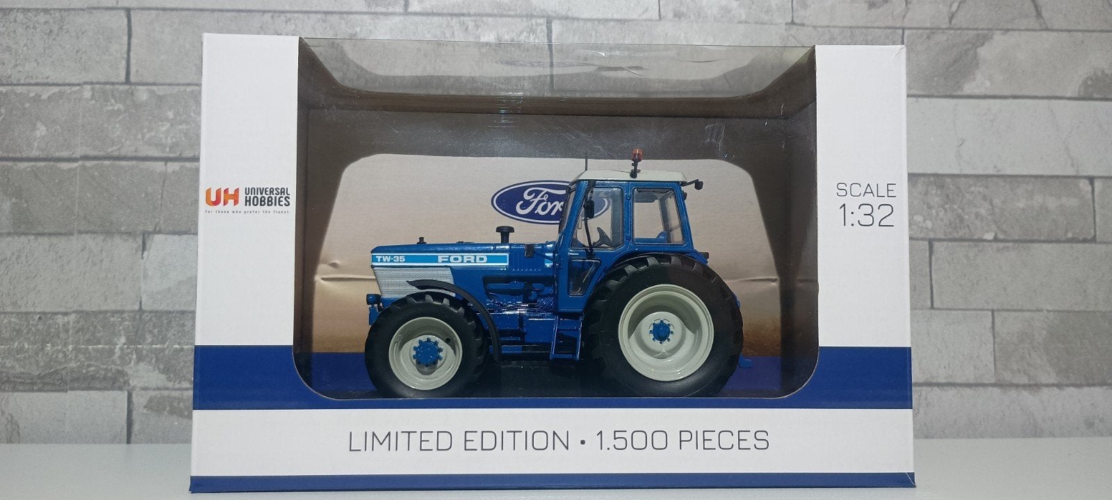 Ford TW 35 Universal Hobbies 1:32, Ophalen of Verzenden, Zo goed als nieuw, Tractor of Landbouw, Overige merken