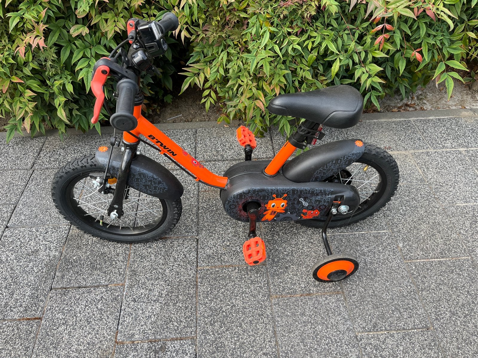 B'Twin kinderfiets 14 inch met zijwieltjes, Zijwieltjes, Velgrem, Ophalen of Verzenden, 16 tot 20 inch