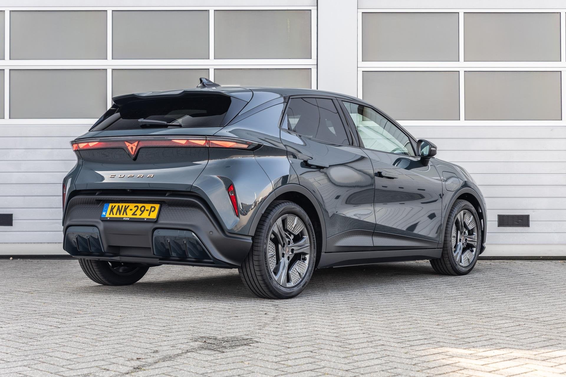 CUPRA Raval 211pk Business First Edition 56 kWh | Sportstoel, Auto's, 12 maanden, Overige modellen, Blauw, Origineel Nederlands