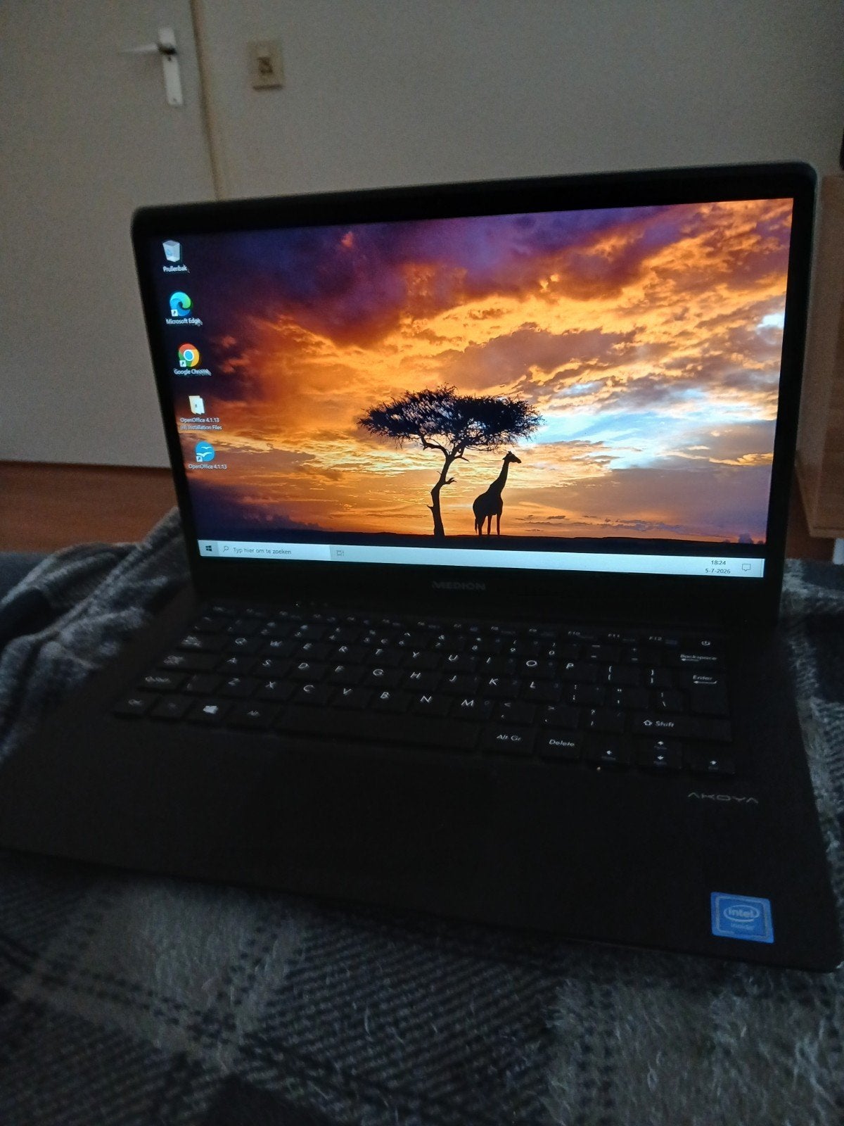 Medion Akoya laptop 15 inch met lader en tas, Computers en Software, Windows Laptops, Ophalen, 15 inch, 2 tot 3 Ghz
