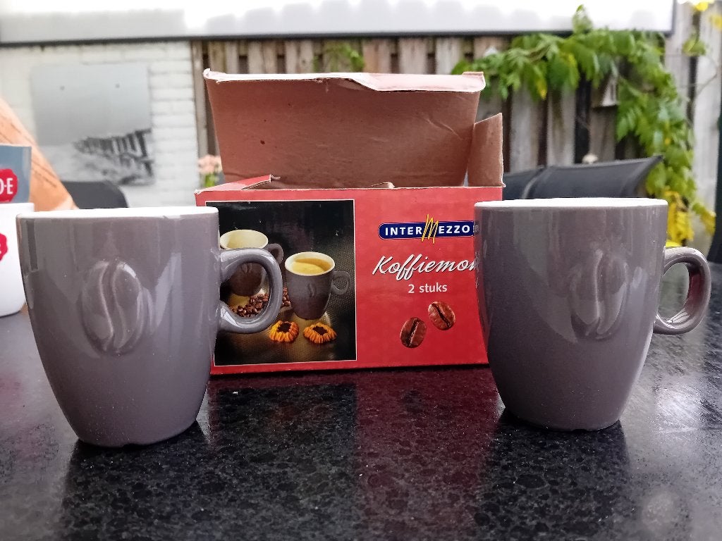 2X INTERMEZZO koffie kop / bruin/ nieuw in doosje, Nieuw, Ophalen of Verzenden, Overige stijlen, Kop(pen) en/of Schotel(s)