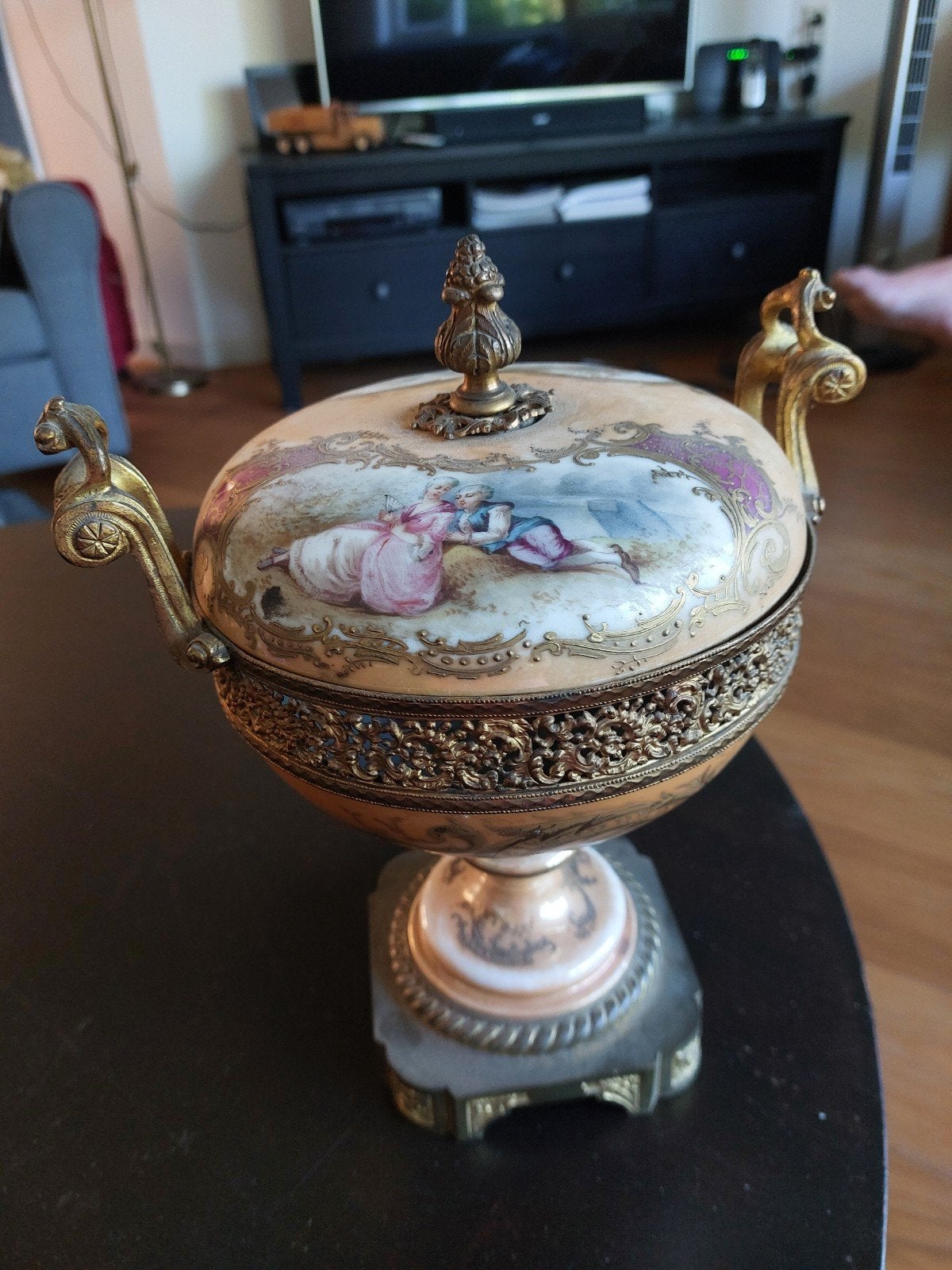 Antieke Franse Porseleinen pot met Bronzen Montuur, Ophalen