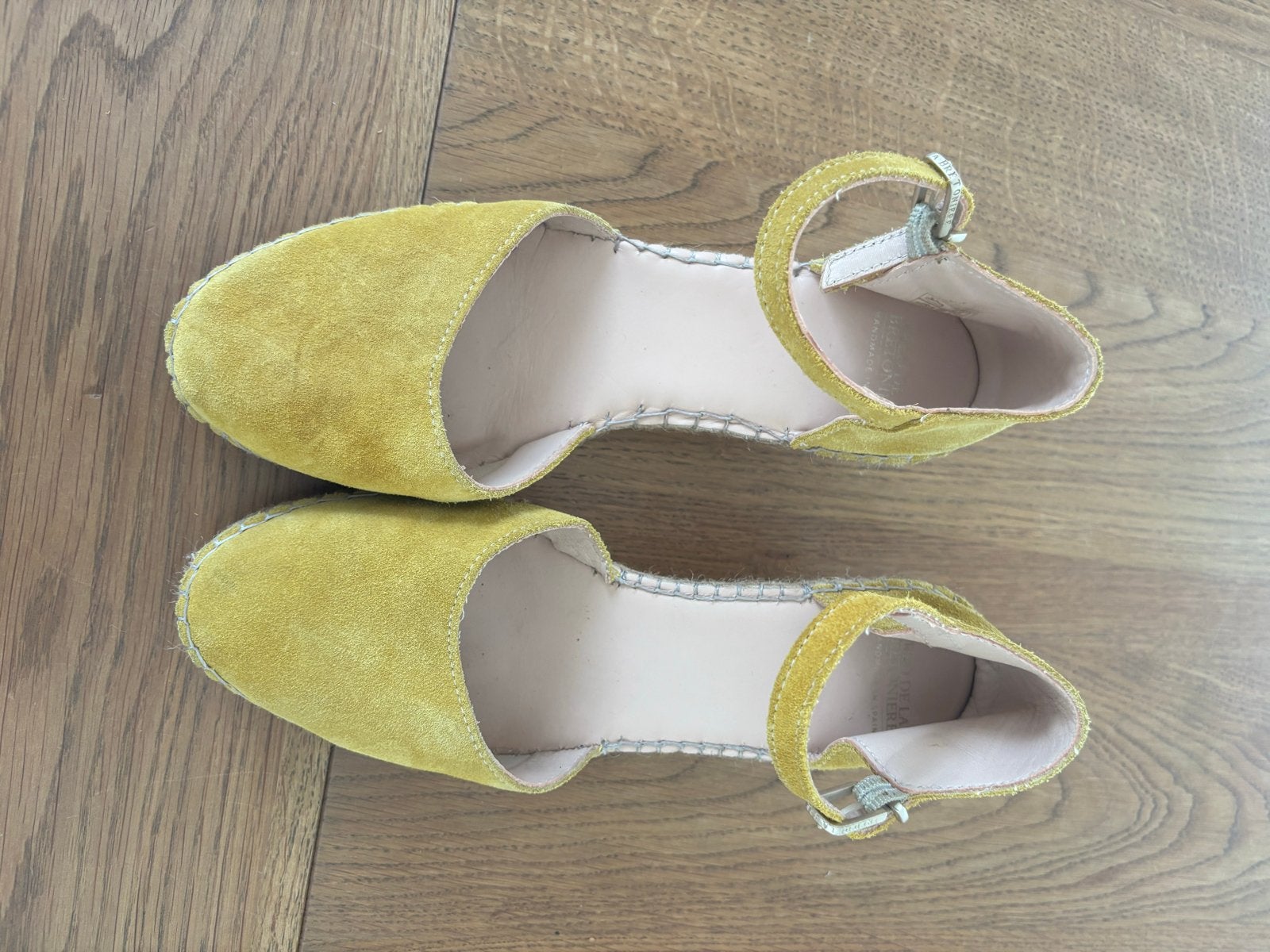 Gele suède espadrilles met sleehak - Fred de la Bretoniere, Ophalen of Verzenden, Zo goed als nieuw, Geel, Espadrilles of Moccasins