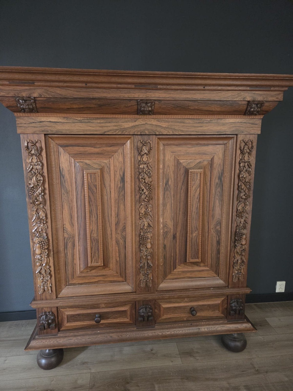 Gratis antieke houten kast met gedetailleerd houtsnijwerk, Ophalen of Verzenden