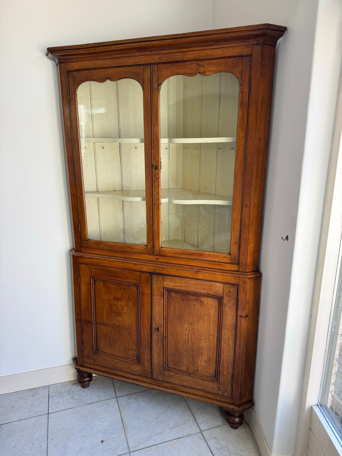 Antieke Hoek Kast - Massief Hout met Glazen Deuren, Ophalen