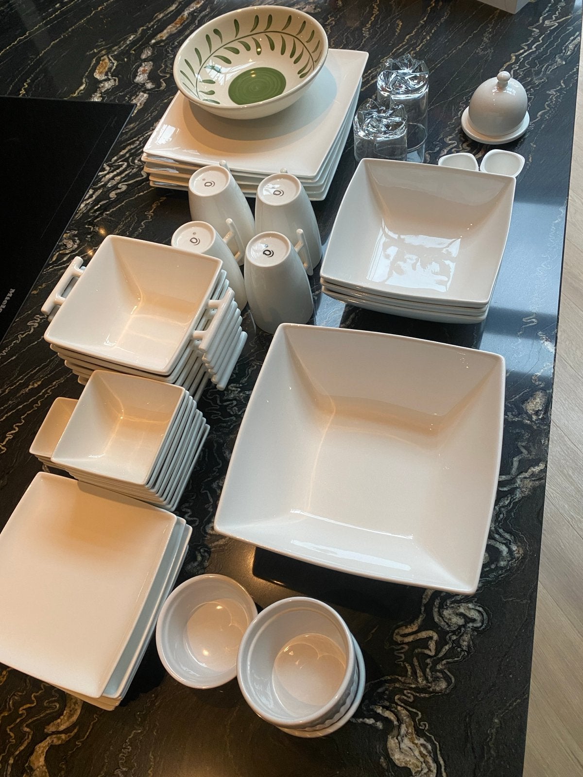Yong Squito wit servies met diverse schalen en borden, Ophalen, Keramiek, Zo goed als nieuw, Modern