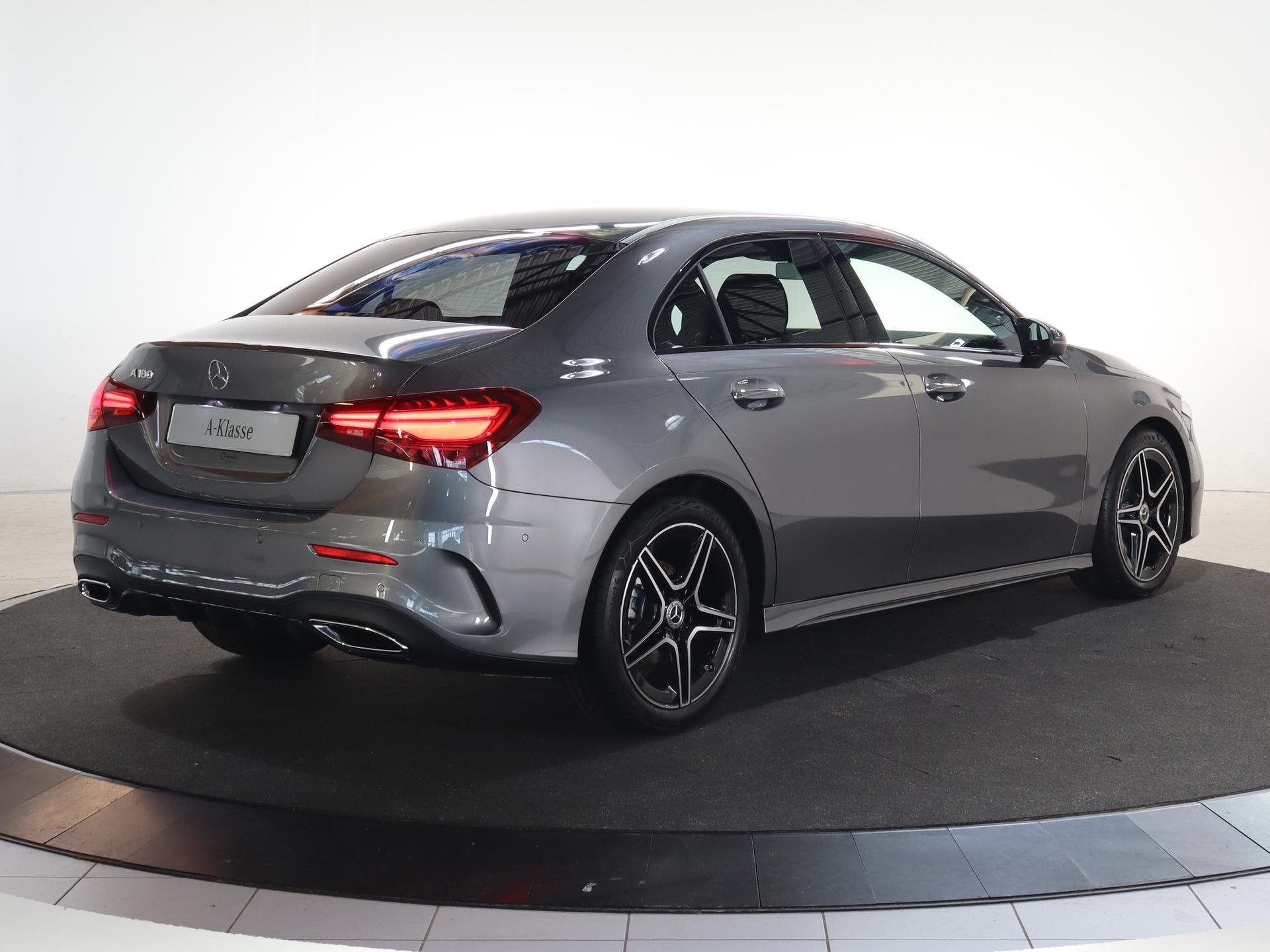 Mercedes-Benz A-Klasse 180 Star Edition AMG Line | Night | A, Auto's, Dealer onderhouden, 136 pk, Gebruikt, Automatische klimaatregeling