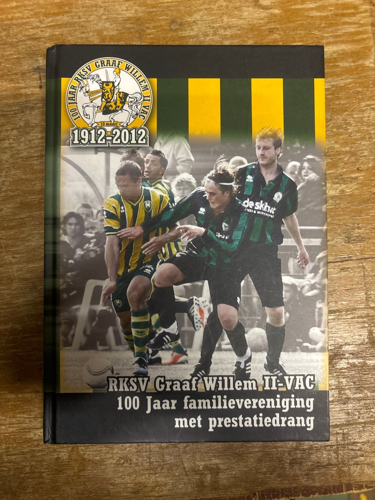 RKSV Graaf Willem II-VAC 100 Jaar familieboek, Ophalen of Verzenden, Zo goed als nieuw, Balsport