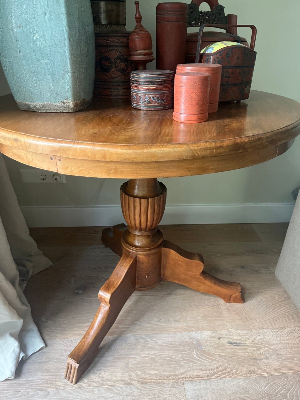 Antieke ronde houten tafel met gedraaide poot, Ophalen