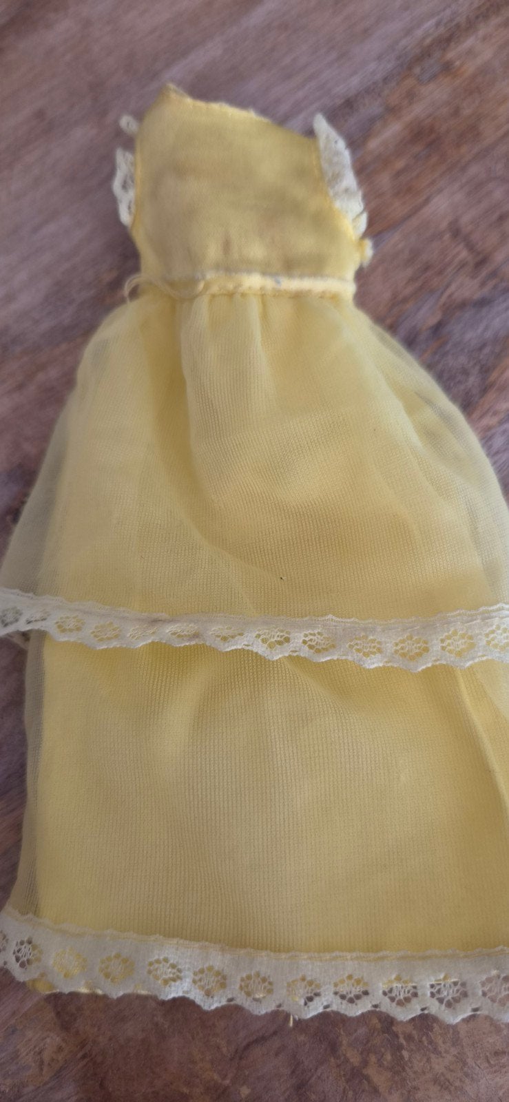 Vintage Barbie jurk geel met kant, Verzamelen, Verzenden, Gebruikt