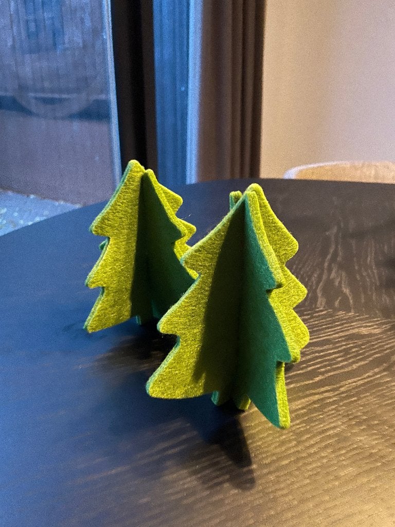 2 groen vilten kerstbomen, Ophalen of Verzenden, Zo goed als nieuw
