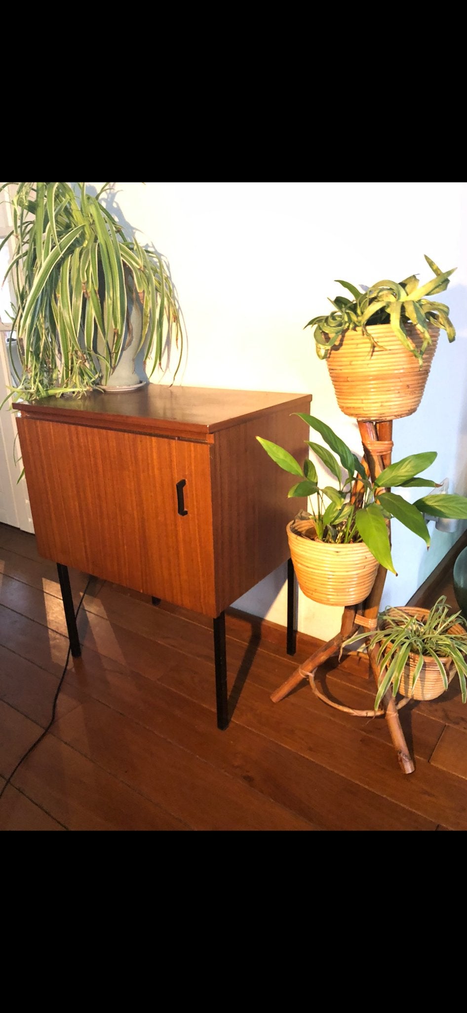 Vintage Tof kastje teak met metalen zwarte pootjes, Huis en Inrichting, Ophalen