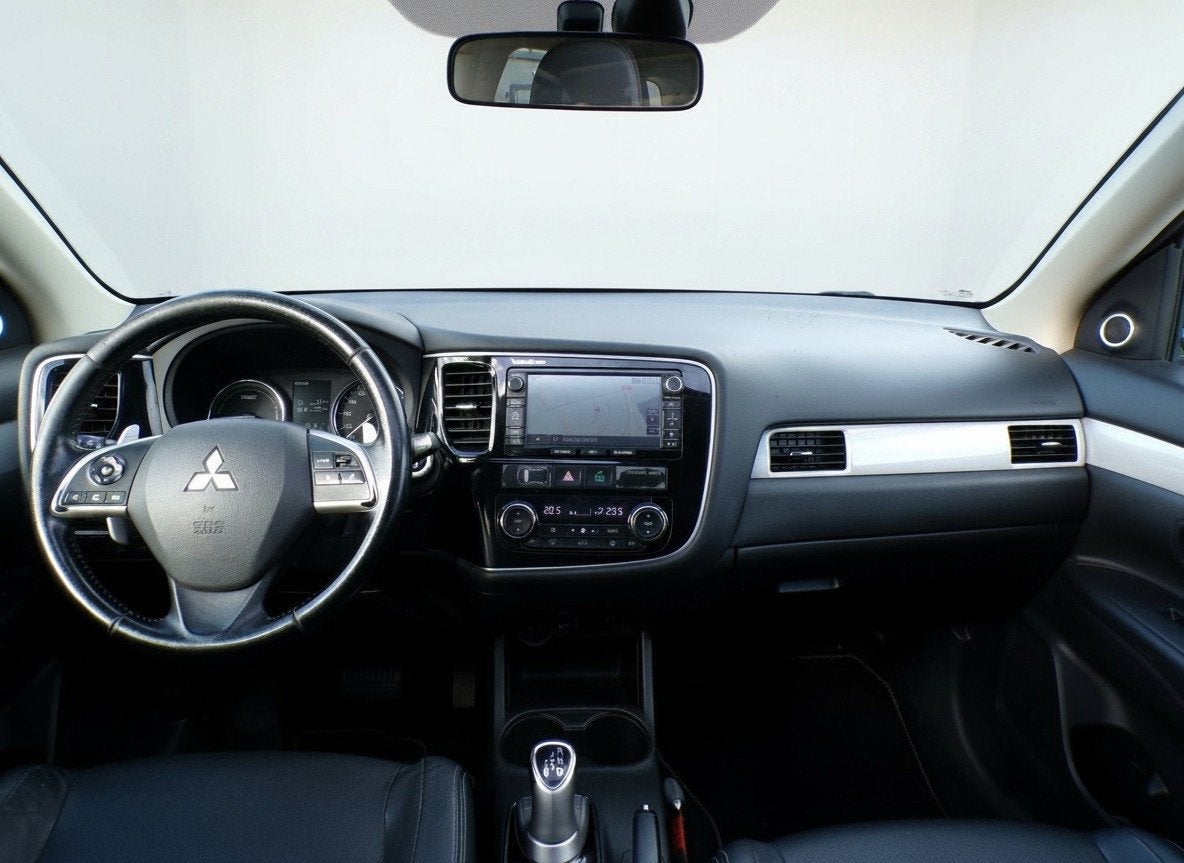 Mitsubishi Outlander 2.0 PHEV Instyle Pano-Navi-Leer, Auto's, Mitsubishi, Zwart, 4 cilinders, Vierwielaandrijving, Hybride Elektrisch/Benzine