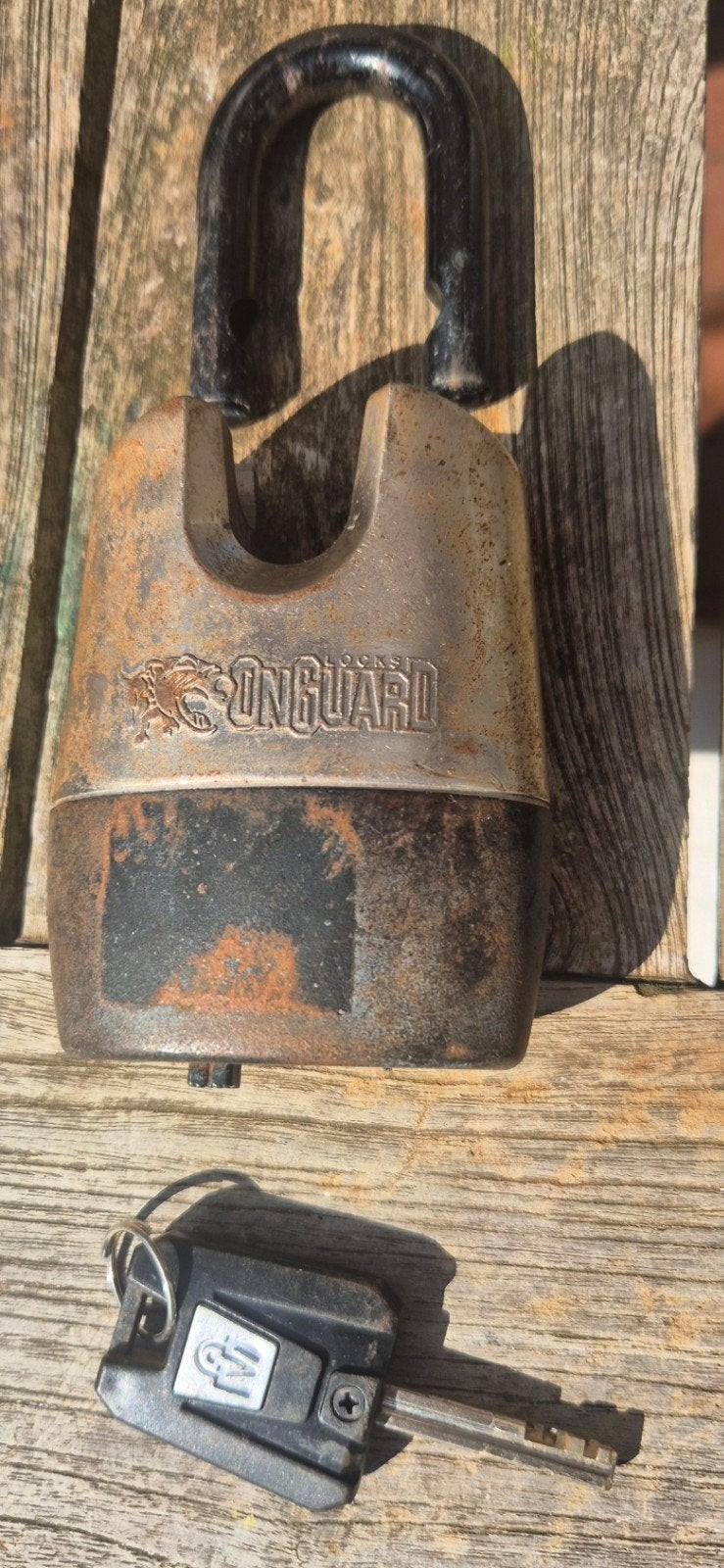 Stevig OnGuard Hangslot met Sleutel Heavy Duty Slag-/Beugel, Ophalen of Verzenden, Gebruikt, IJzer, Slot