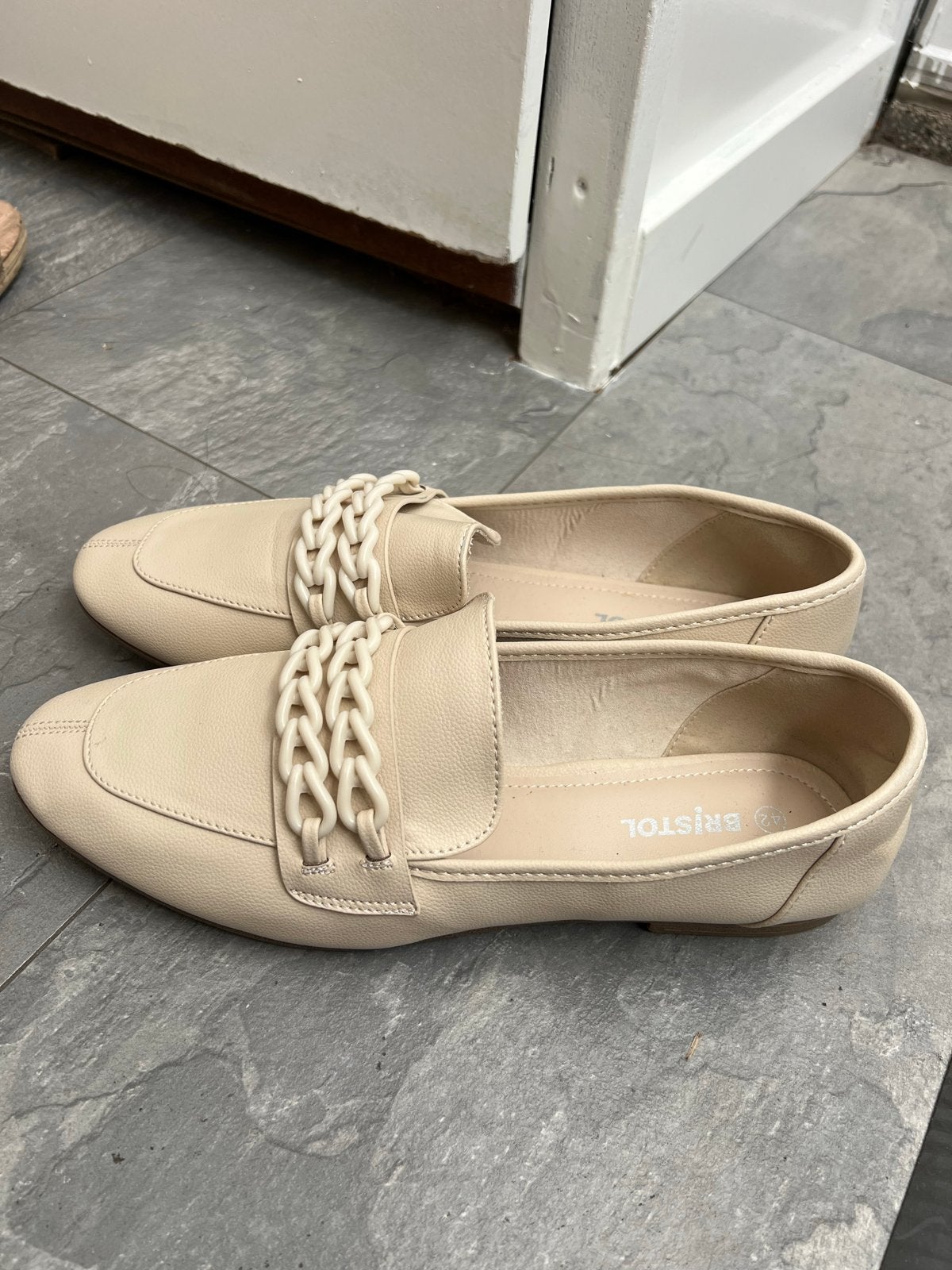 Bristol Instappers met kettingdetail - Maat 42, Kleding | Dames, Ophalen of Verzenden, Nieuw, Beige, Instappers