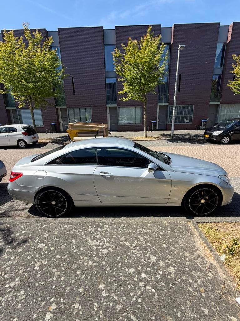Mercedes-Benz E-Klasse 1.8 E250 CGI Coupe AUT 2009 Grijs, Auto's, Achterwielaandrijving, 1800 kg, 4 cilinders, 4 stoelen