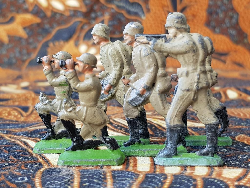 Zes soldaten mooi oud antiek Engels speelgoed van tin.