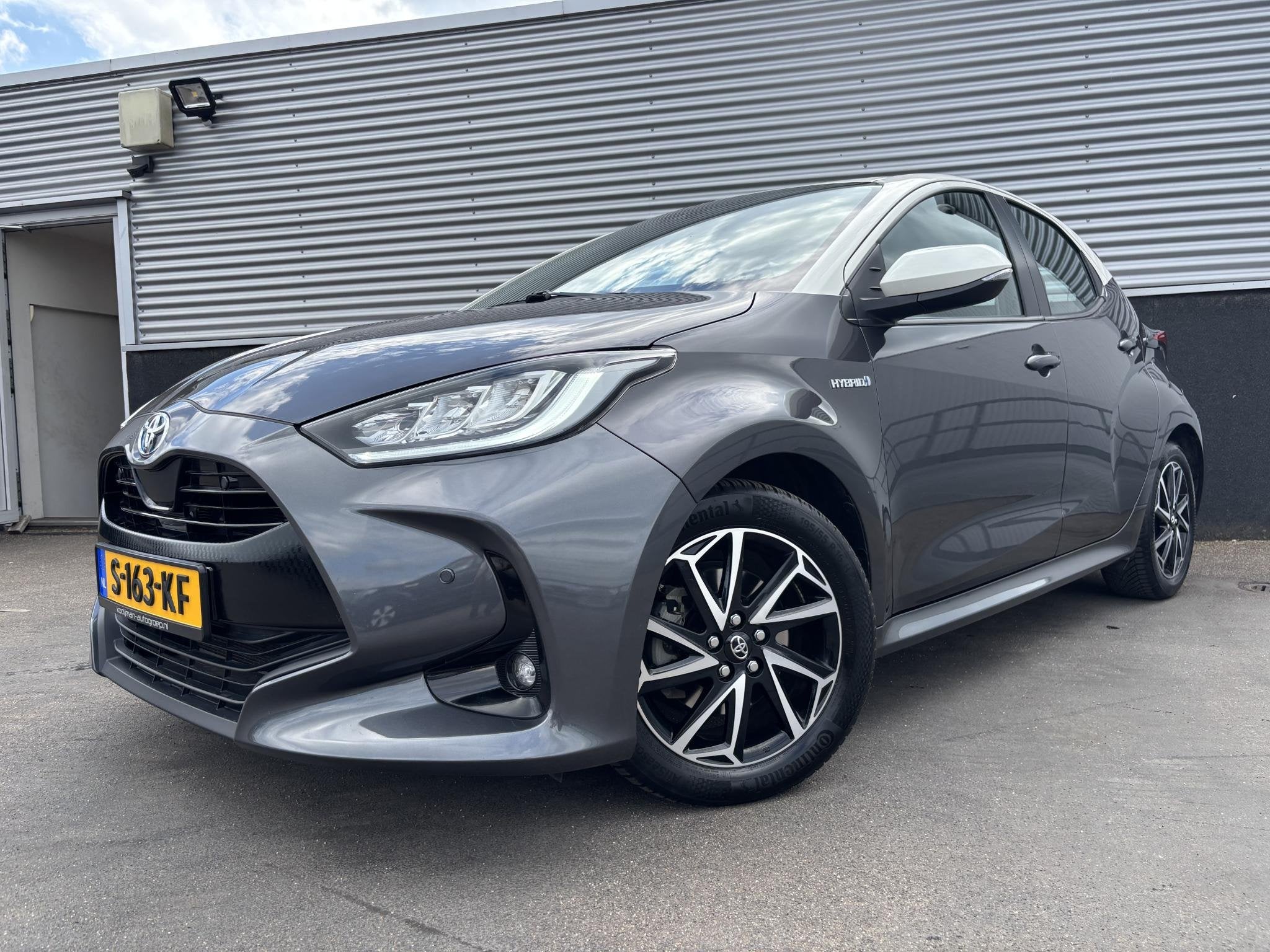 Toyota Yaris 1.5 Hybrid Executive Bi-tone edition Navigatie,, Auto's, Gebruikt, Euro 6, 49 €/maand, 1490 cc