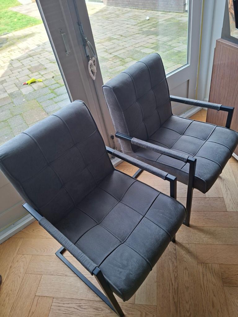 2 grijze lederlook stoelen/fauteuils met zwart metalen frame, Ophalen, Zo goed als nieuw, Grijs, Twee