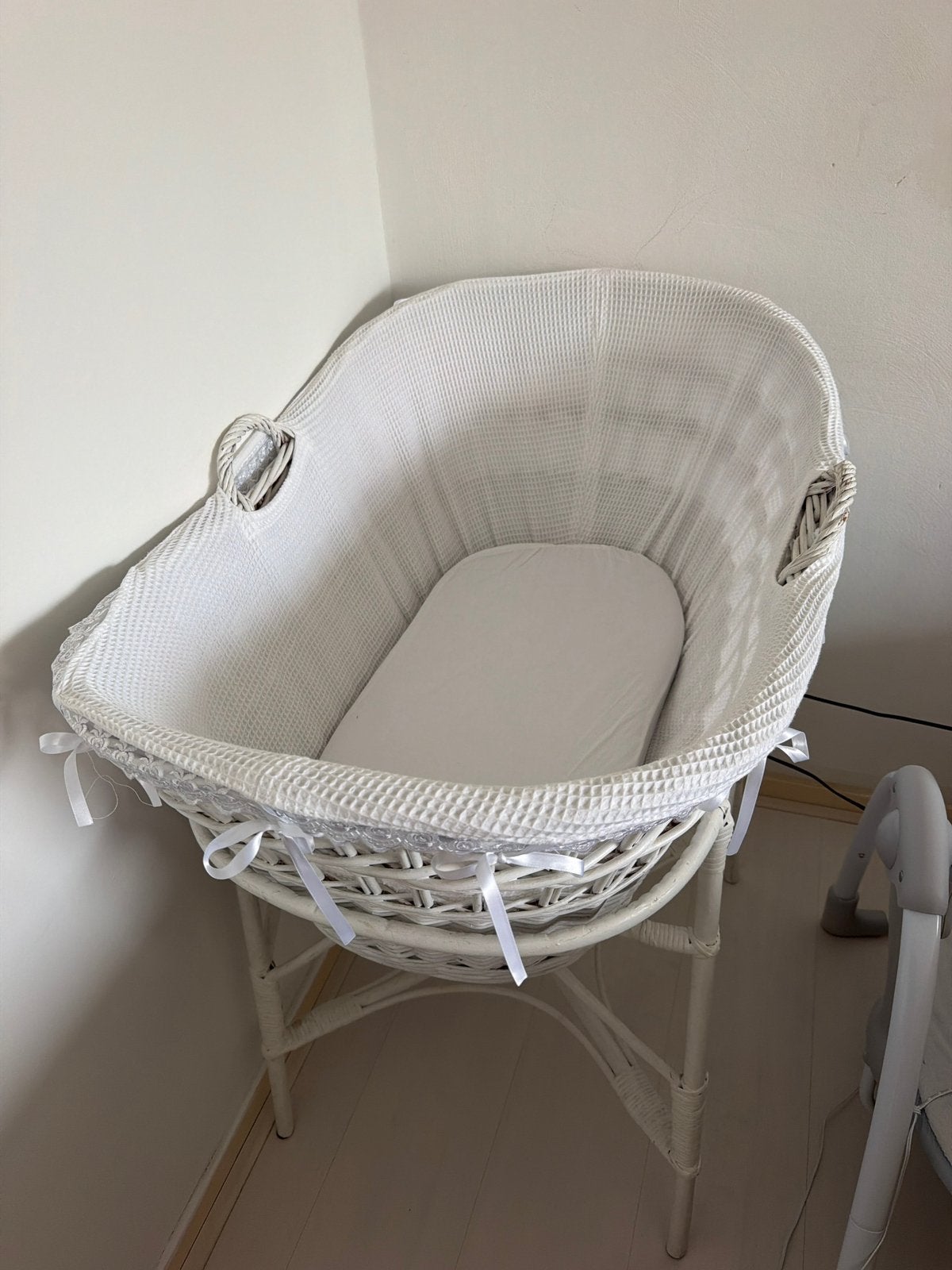 Mooie witte rieten wieg met matras en bekleding –, Ophalen, Zo goed als nieuw, Wieg