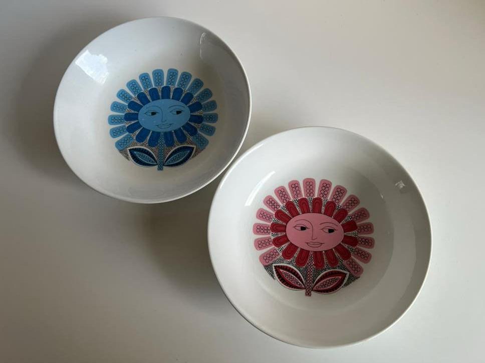 2 Zeldzaam Fins Arabia ‘Daisy’ Bord Pink Blauw Tomula 50’s, Ophalen of Verzenden