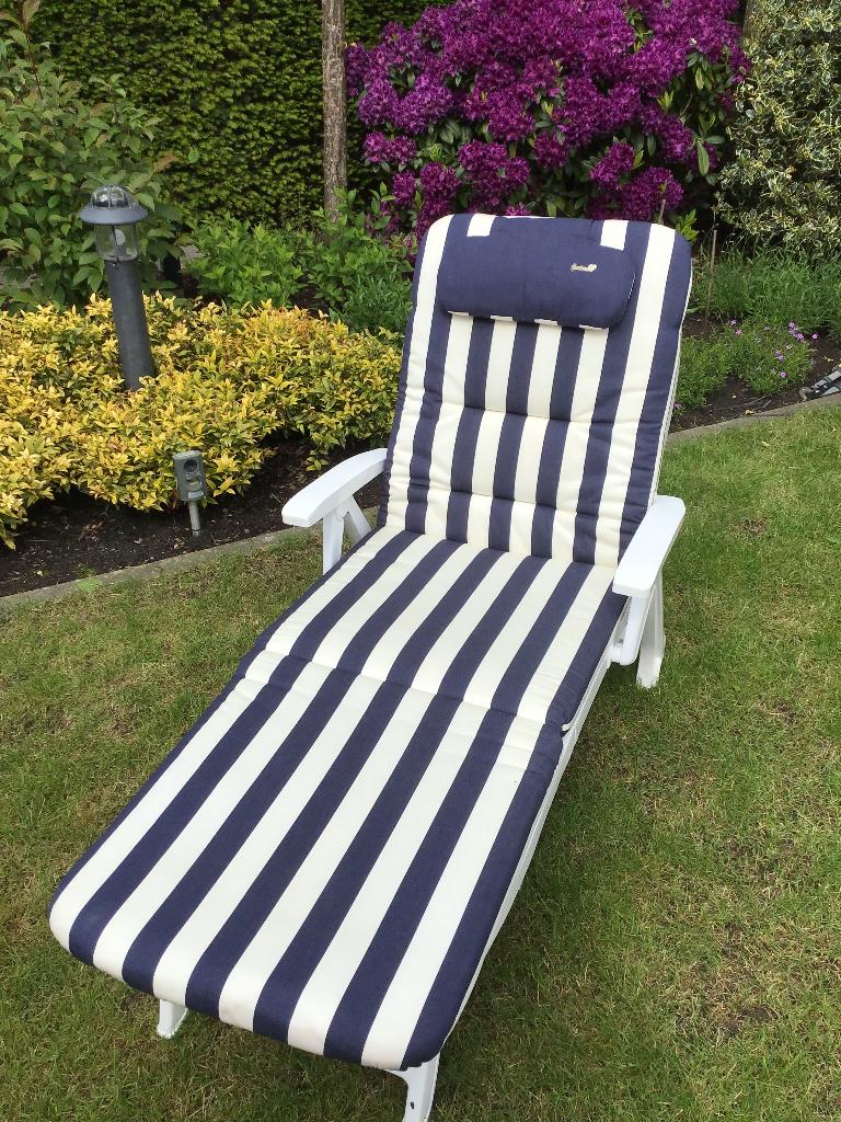 Zonnebed met kussen, wit opklapbaar als nieuw van Jardin, Tuin en Terras, Ligbedden, Ophalen, Zo goed als nieuw, Kunststof, Verstelbaar