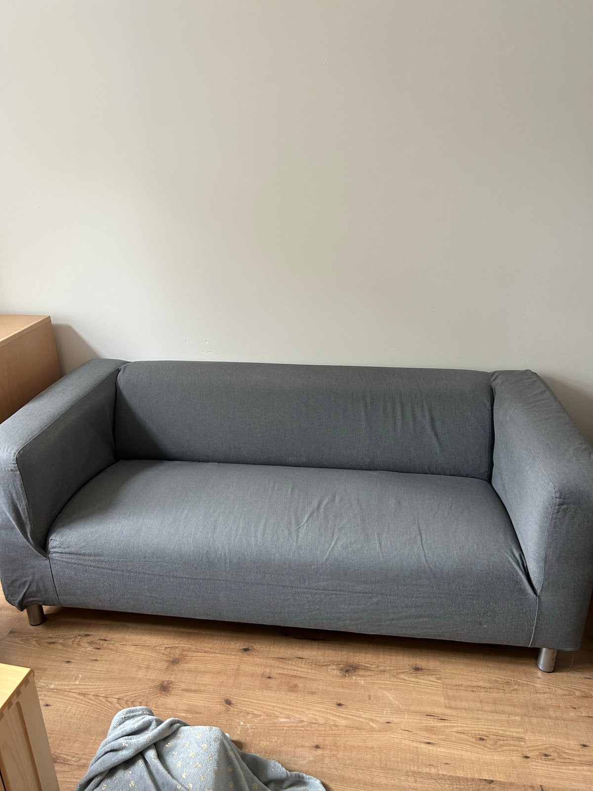 Comfortabele grijze tweepersoonsbank - as zaterdag ophalen, Huis en Inrichting, Banken | Bankstellen, Ophalen, 150 tot 200 cm