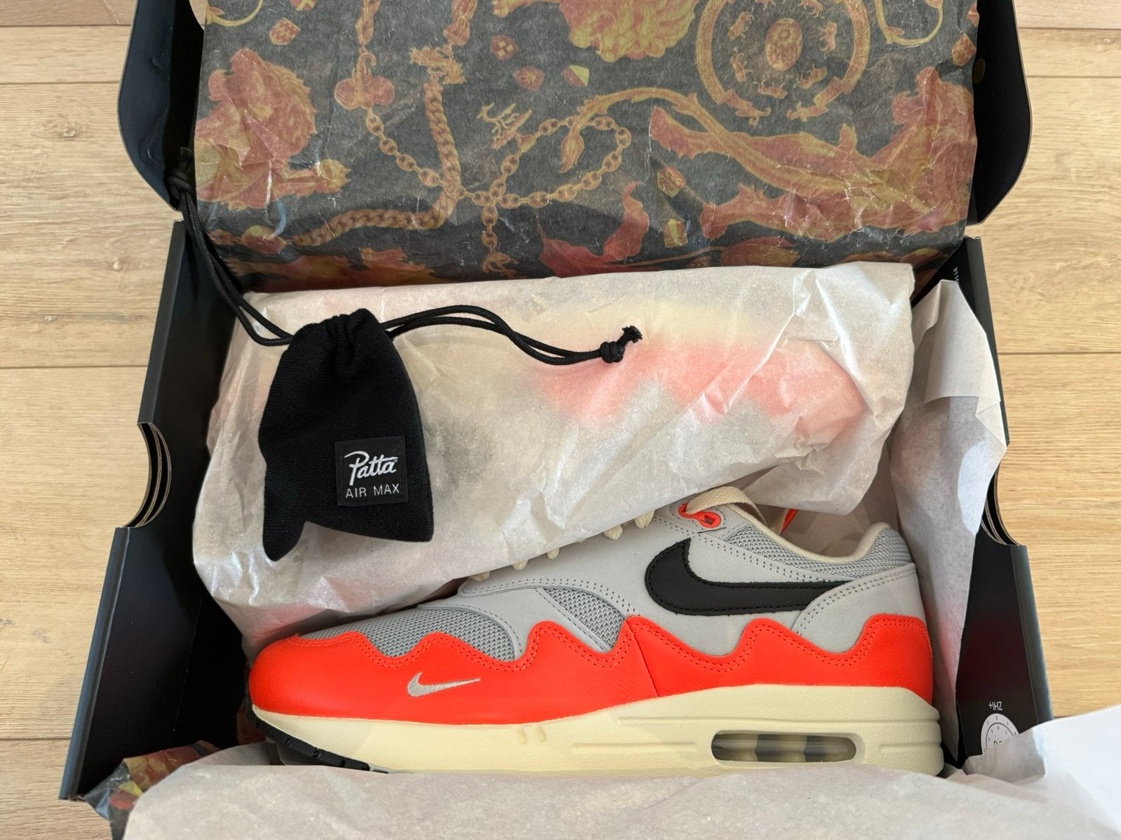 Patta x Nike Air Max 1 Wave ‘Hyper Crimson’ (43), Overige kleuren, Nieuw, Ophalen of Verzenden, Sneakers of Gympen