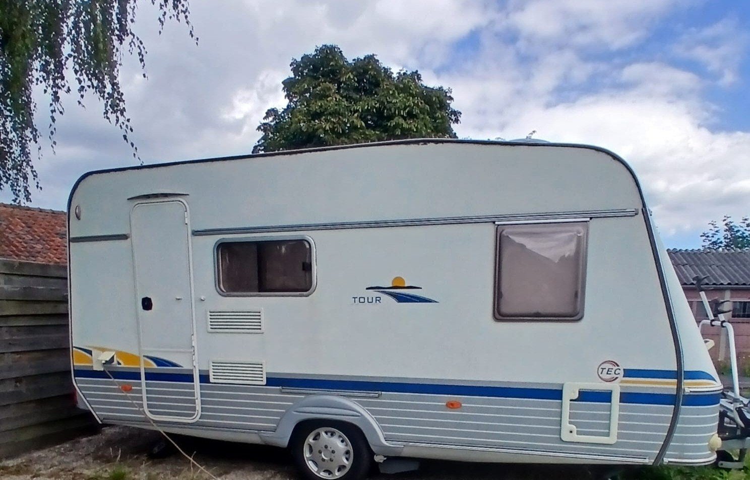 TEC Tour Caravan uit 2004 met voortent en fietsenrek, Standaardzit, T.E.C., Vast bed, Koelkast