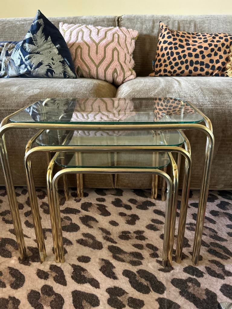 Set van 3 gouden bijzettafels nesting met glazen blad, Huis en Inrichting, Metaal of Aluminium, 55 tot 75 cm, Zo goed als nieuw