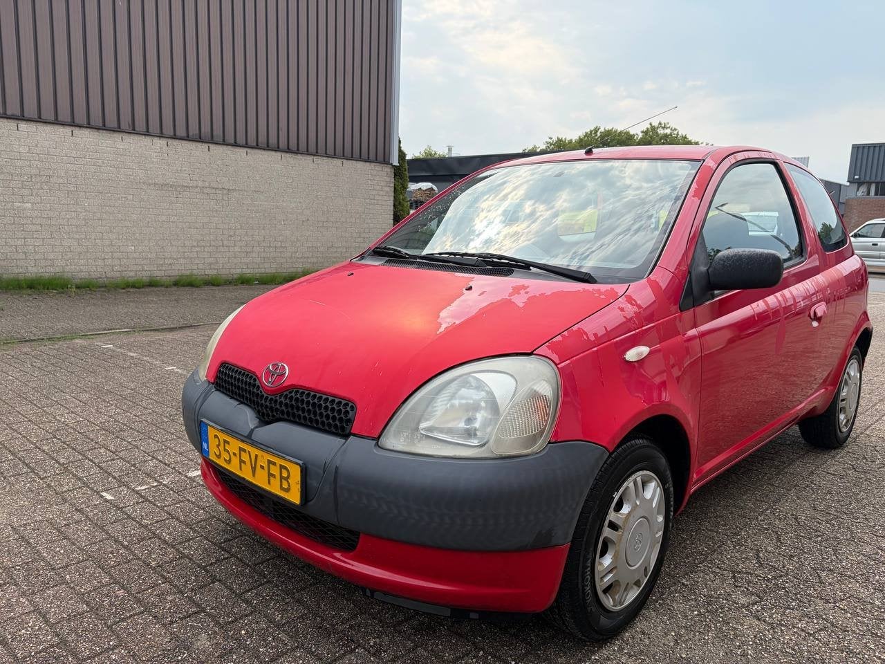 Toyota Yaris 1.0-16V VVT-i Terra zo meenemen (bj 2000), Auto's, Voorwielaandrijving, Stof, 68 pk, Origineel Nederlands