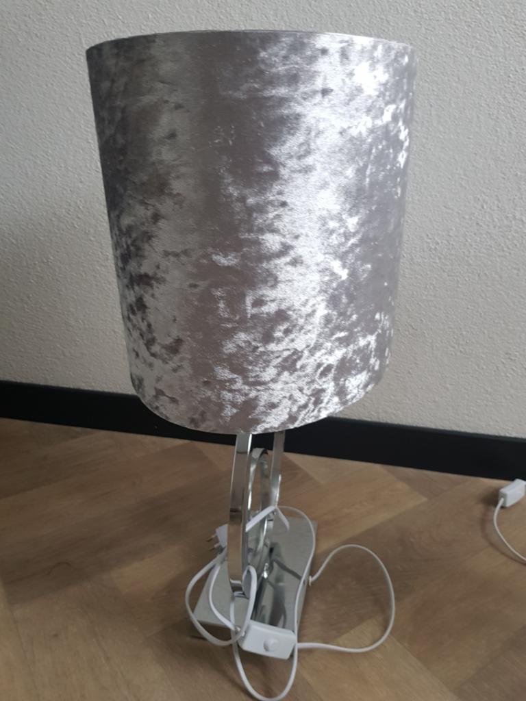 Set van 2 moderne tafellampen met zilveren fluwelen kap, Gebruikt, 50 tot 75 cm, Ophalen of Verzenden, Stof