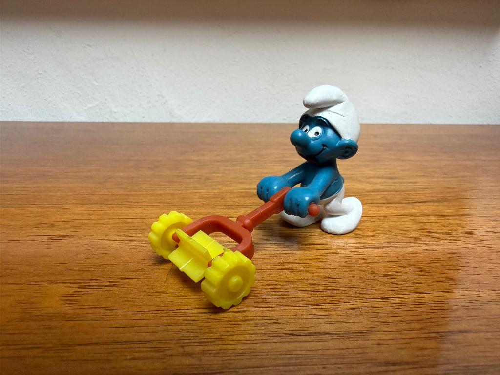 Grasmaaier Smurf – Super smurf, Verzamelen, Ophalen of Verzenden, Gebruikt, Overige Smurfen, Poppetje, Figuurtje of Knuffel